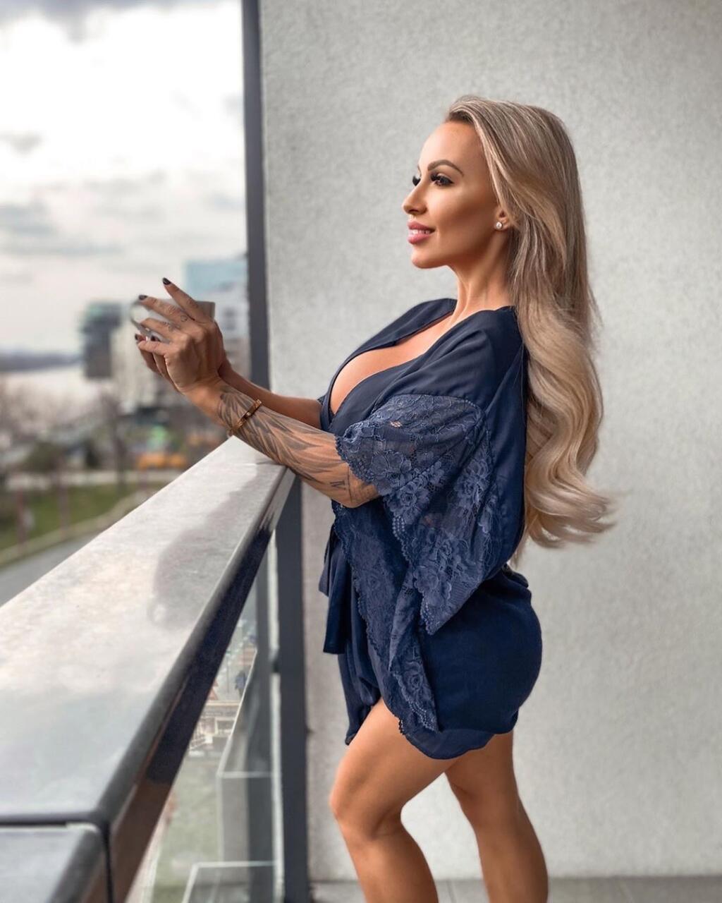 Bikini fitness modelka a priateľka bojovníka Gábora Borárosa Monika Jákliová nezostala svojej povesti nič dlžná ani v domácej karanténe. Aj počas lockdownu v čase koronavírusu nás tešila takýmito sexi fotkami. Predošlý domov nám tak ukázala úplne do detailov.