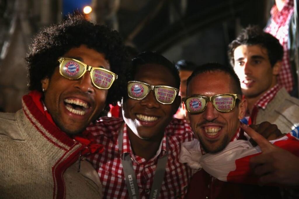 Bayern Munich's Dante of Brazil, left, David Alaba of Austria and Franck Ribery of France, right, pose during a reception on the balcony of Munich's town hall after the season's last home game between FC Bayern Munich and FC Augsburg and becoming the new Bundesliga champions, in Munich, southern Germany, Saturday, May 11, 2013. (AP Photo/Alexander Hassenstein)