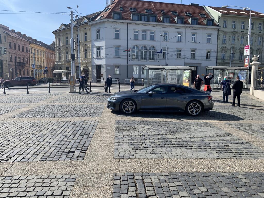 Na takomto luxusnom aute prišla Petra Vlhová do prezidentského paláca. Naša lyžiarka prezradila, že má rada rýchlu jazdu.