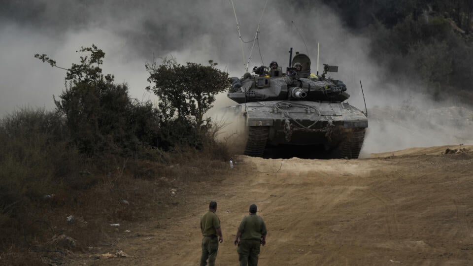 JB 28 - Izraelské vojenské tanky manévrujú na severe Izraela neďaleko hranice Izraela s Libanonom 1. októbra 2024. Izrael informoval Spojené štáty, že v Libanone podniká