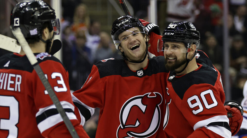 Slovenský hokejový útočník Tomáš Tatar si v noci na pondelok pripísal v NHL dve asistencie. New Jersey však podľahlo doma Caroline 4:5 po nájazdoch.