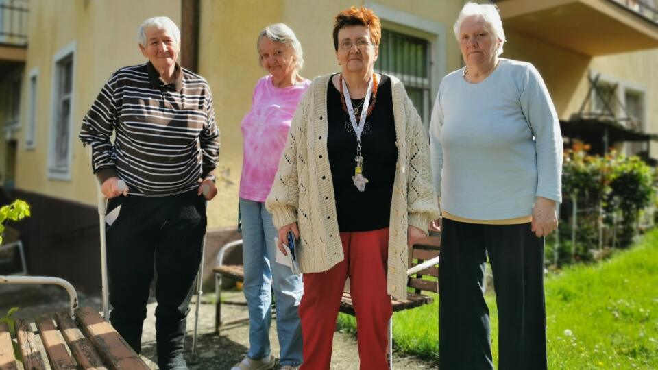 V bytovom dome býva 12 ľudí, ide prevažne o dôchodcov, väčšinu trápia zdravotné problémy, chodia o paličkách. Teraz dostali od mesta výzvu, aby sa do mesiaca a pol vysťahovali. Ide pritom o ľudí, ktorí za nájomné riadne platia.