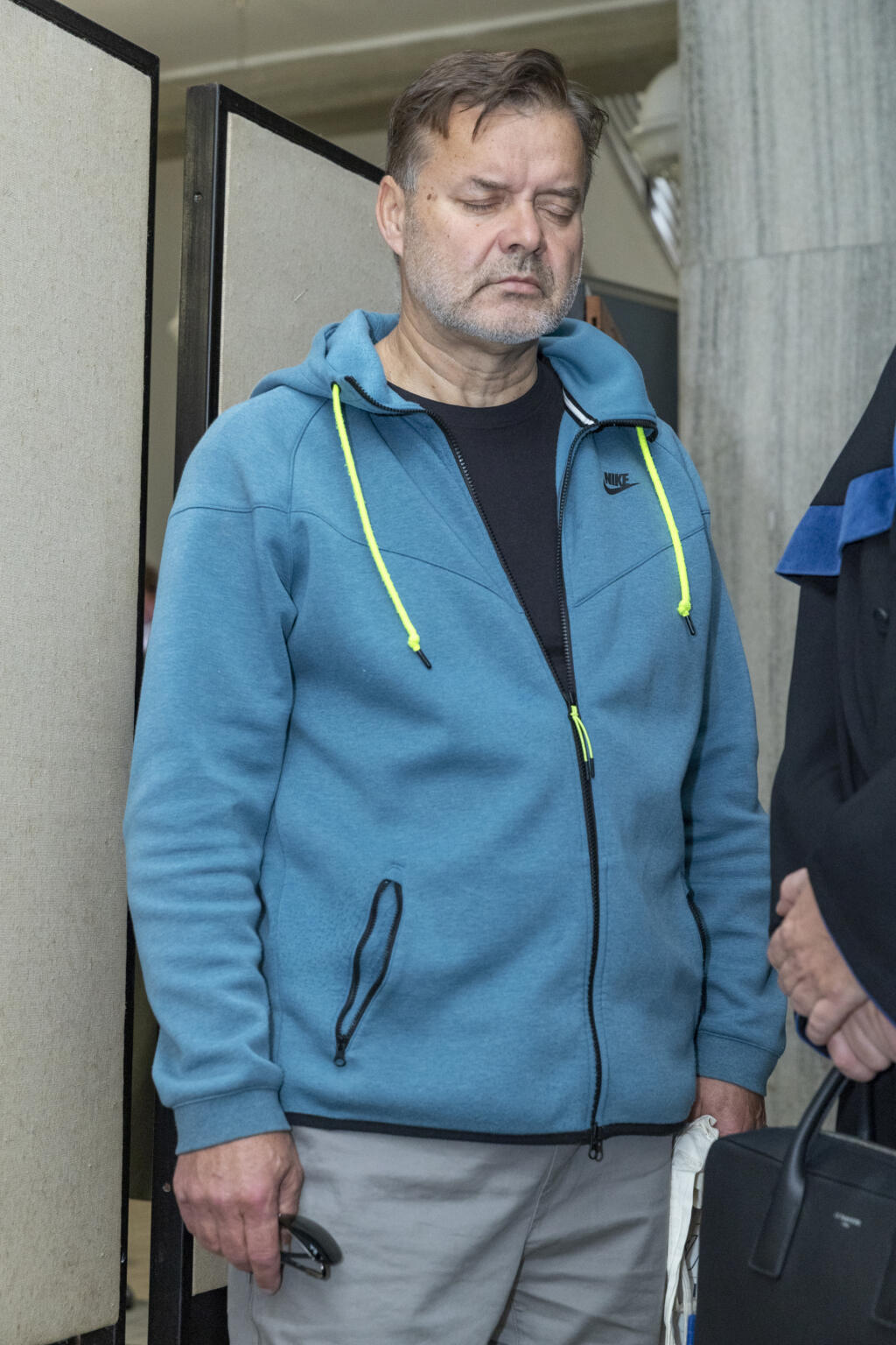 Dušan Dědeček, ktorých spôsobil dopravnou nehodou na Zochovej ulici v Bratislave smrť 5 ľudí sa opätovne postavil pred sú, ktorý rozhoduje o jeho vzatí do väzby.