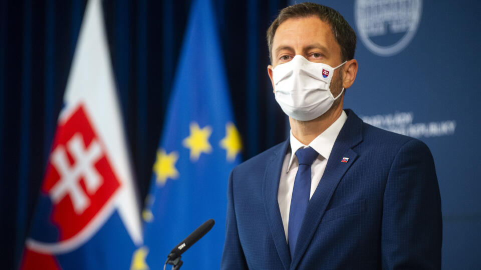 Na snímke premiér Eduard Heger počas tlačovej konferencie k aktuálnej politickej situácii 28. septembra 2021 v Bratislave. FOTO TASR - Jakub Kotian