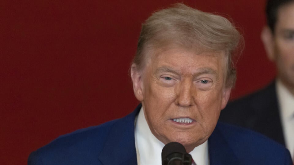 WA 12 Washington - Americký prezident Donald Trump oznamuje v Bielom dome vo Washingtone, že Spojené štáty zaútočili bombami na tri jadrové zariadenia v Iráne vo Fordo, Natanz a Isfaháne v sobotu 21. júna 2025. V pozadí vpravo šéf americkej diplomacie Marco Rubio. FOTO TASR/AP
President Donald Trump speaks from the East Room of the White House in Washington, Saturday, June 21, 2025, after the U.S. military struck three Iranian nuclear and military sites, directly joining Israel's effort to dec