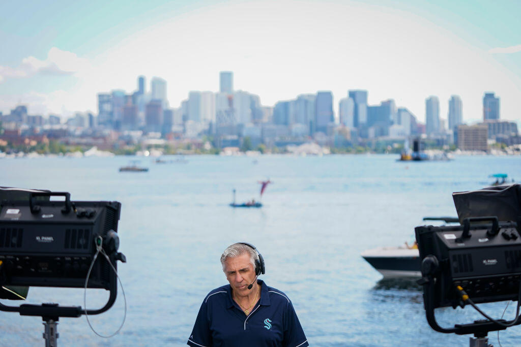 Generálnym manažérom Seattle Kraken je legendárny krídelník známy najmä z pôsobenia v Pittsburghu Penguins a Caroliny Hurricanes Ron Francis.