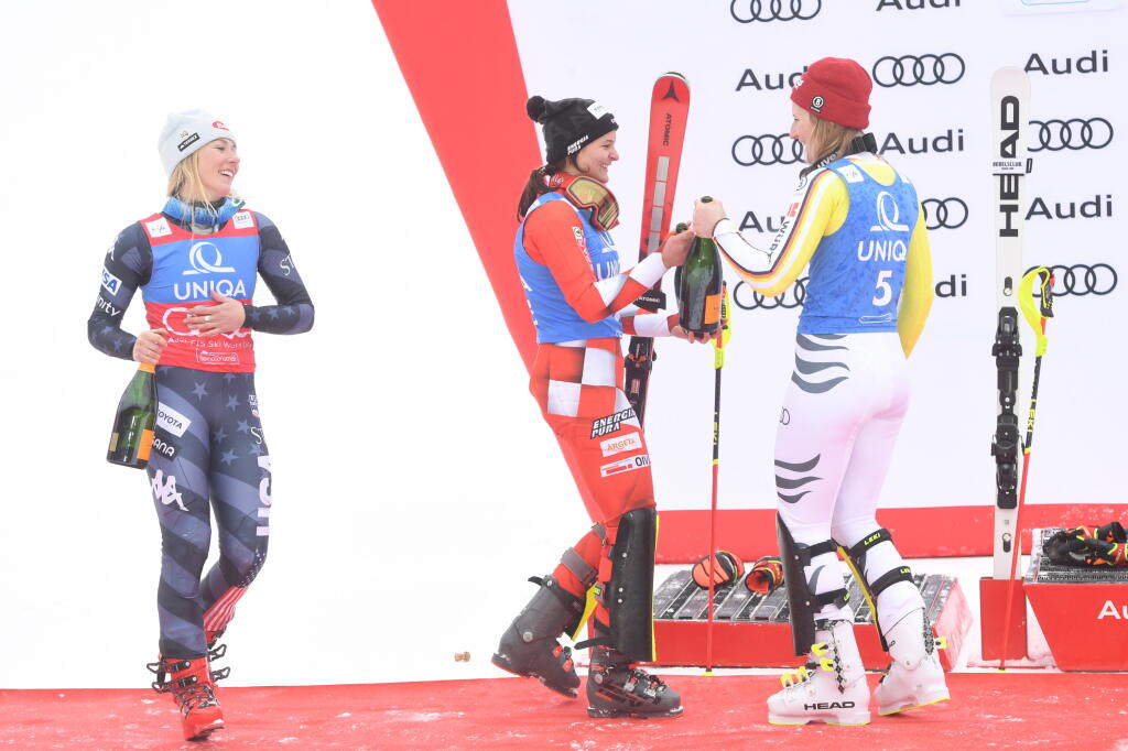 Na snímke vpravo nemecká lyžiarka Lena Dürrová oslavuje na pódiu s druhou Američankou Mikaelou Shiffrinovou (vľavo) a treťou Chorvátkou Zrinkou Ljutičovou (uprostred) po 2. kole slalomu žien Svetového pohára v alpskom lyžovaní v českom Špindlerovom Mlyne v nedeľu 29. januára 2023. Slovenská lyžiarka Petra Vlhová obsadila 13. miesto. FOTO TASR - Martin Baumann
