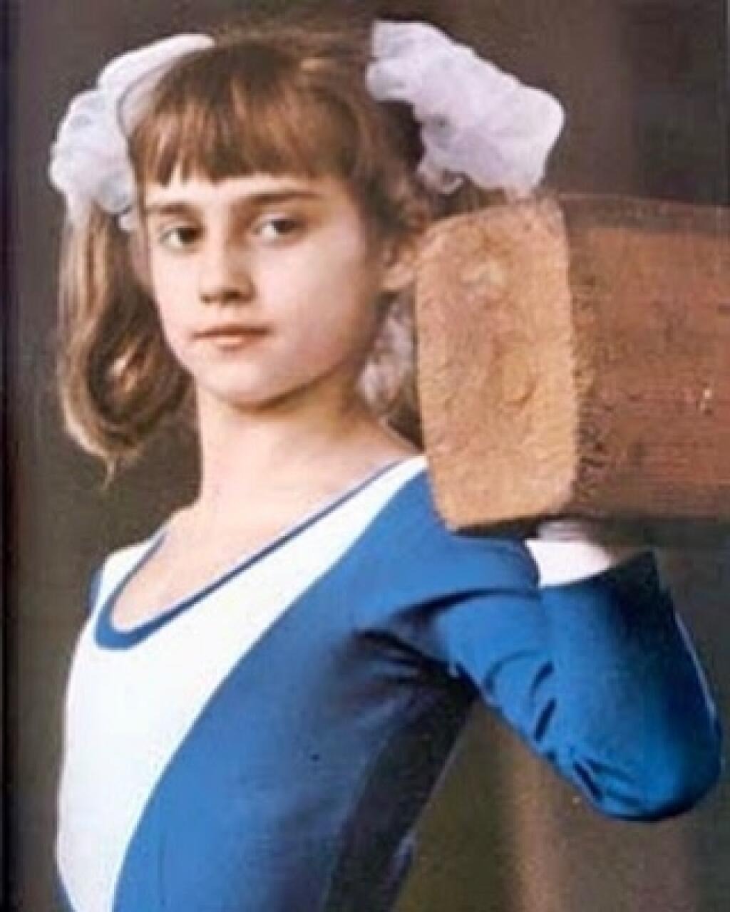 Prvýkrát začala Comaneciová tránovať gymnastiku, keď mala šesť rokov.