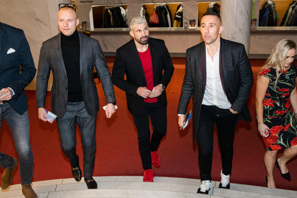 Végh musel viackrát odpovedať na otázky ohľadom jeho kontroverzných kontaktov. Jedným z jeho trénerov bol Norbert Bödör, ktorý dnes sedí vo väzbe, a dobrý kamarát je s Matúšom Mečárom, ktorý v Nitre na priechode pre chodcov vo veľkej rýchlosti usmrtil 27-ročnú ženu. Za jej smrť dostal Mečár len podmienku.