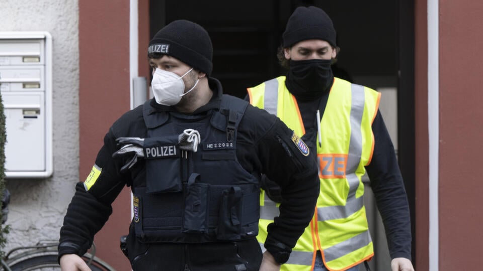KK24 Frankfurt nad Mohanom - Policajti kráčajú pred prehľadávaným objektom počas razie voči členom krajne pravicového hnutia Reichsbürger (Ríšski občania) 7. decembra 2022 vo Frankfurte nad Mohanom. Nemecká polícia prehľadala v stredu ráno počas rozsiahlych razií zameraných voči členom krajne pravicového hnutia Reichsbürger (Ríšski občania) zhruba 100 objektov v 11 spolkových krajinách. Zadržaných bolo 25 osôb, ktoré prokuratúra obviňuje z plánovania štátneho prevratu. FOTO TASR/AP
Police office