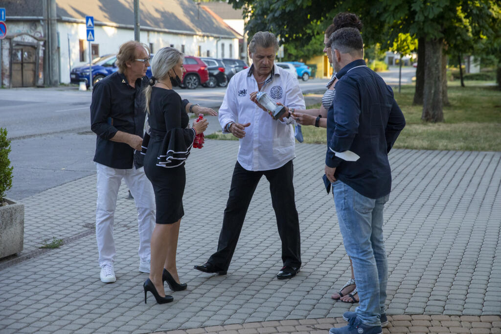 Svätá omša za Andreu Fischer v kostole v Dunajskej Lužnej.
Na obr. Jozef Ivaska , Andrea Weiterová, Petra Maxin, Noro Mezsároš, Otto Weiter