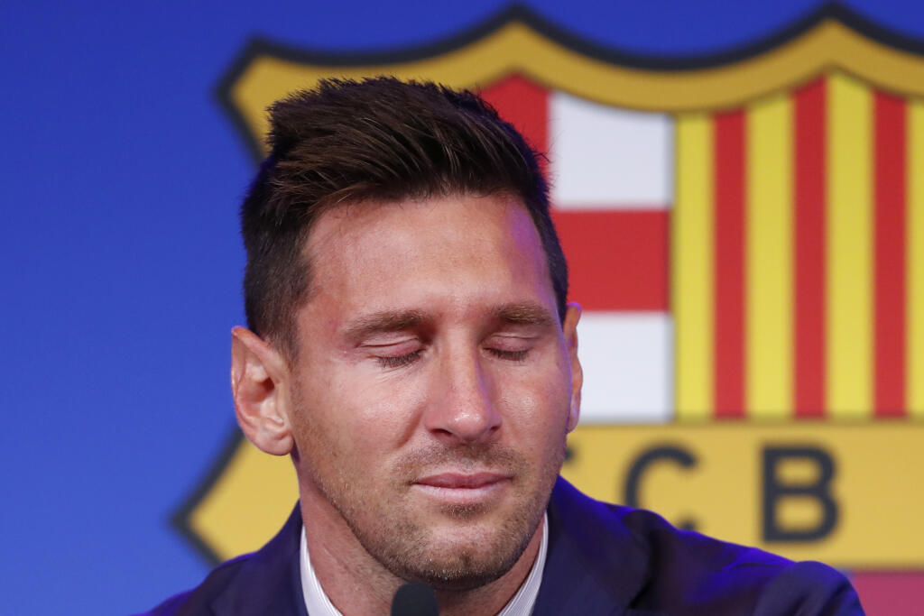 JB 49 Barcelona - Argentínsky futbalista Lionel Messi reaguje počas tlačovej konferencie v Barcelone 8. augusta 2021. Messi v nedeľu na tlačovej konferencii potvrdil odchod z FC Barcelona, v ktorého drese pôsobil celú doterajšiu profesionálnu kariéru. Pred novinármi iba s ťažkosťou zadržiaval slzy. Tridsaťštyriročný Messi pripustil, že jeho nový klub bude Paríž St. Germain. Barcelona si už pre veľké dlhy a sprísnenú finančnú politiku La ligy dlhoročného lídra nemohla ďalej dovoliť. FOTO TASR/AP