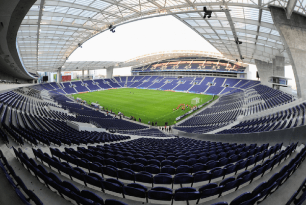 Finále futbalovej Ligy majstrov sa v sobotu 29. mája odohrá na Estadio do Dragao v Porte. Európska futbalová únia (UEFA) tam presunula stretnutie FC Chelsea s Manchestrom City z Istanbulu pre zhoršenú pandemickú situáciu v Turecku.
