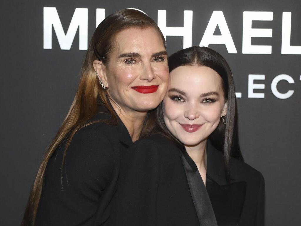 EBE 52 New York - Na snímke americké herečka, zľava Brooke Shieldsová a Dove Cameron prichádzajú na prehliadku dámskej kolekcie Michela Korsa pre sezónu jeseň/zima 2022 v rámci týždňa módy v New Yorku v noci na 16. februára 2022. FOTO TASR/AP
Actors Brooke Shields, left, and Dove Cameron, right, attend the NYFW Fall/Winter 2022 Michael Kors fashion show at Terminal 5 on Tuesday, Feb. 15, 2022, in New York. (Photo by Andy Kropa/Invision/AP)