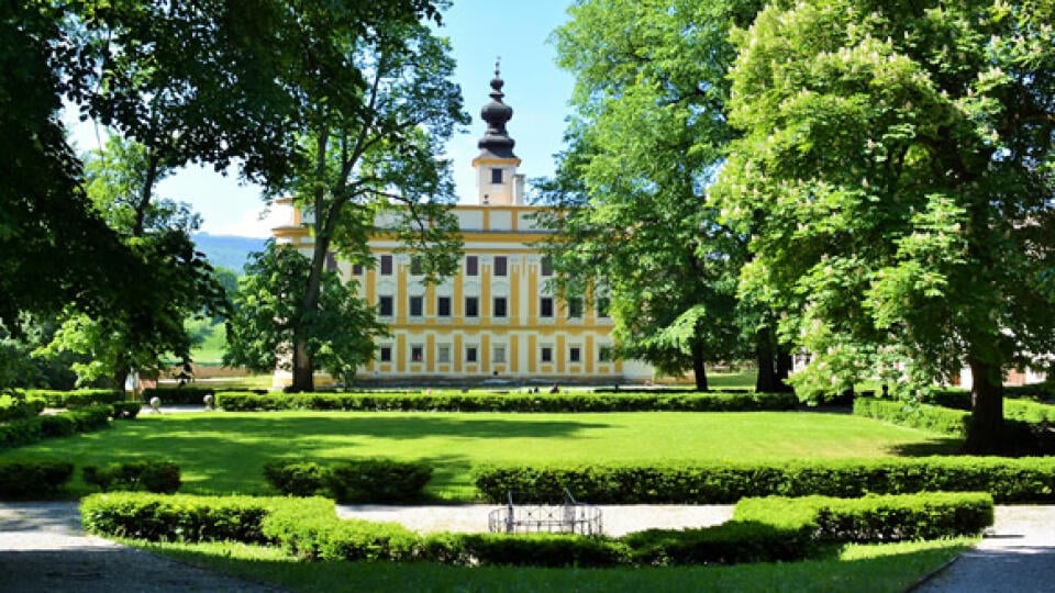 Renesančný kaštieľ Máriássyovcov. Stavba z roku 1643 je zaujímavým architektonickým skvostom. Mimoriadne nádherná je jednoposchodová budova v zadnej časti areálu - letohrádok Dardanely. „Úžasná je expozícia historického nábytku a ľudových hudobných nástrojov pod názvom Keď drevo spieva. Priľahlý anglický park zvádza k romantickej prechádzke,“ hovorí Andrea Tatarková.