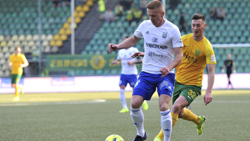 Na snímke vpravo Róbert Boženík (Žilina) a Jakub Grič (Michalovce) počas prvého zápasu semifinále Slovnaft Cupu MŠK Žilina - MFK Zemplín Michalovce 2. apríla 2019 v Žiline. FOTO TASR - Erika Ďurčová
