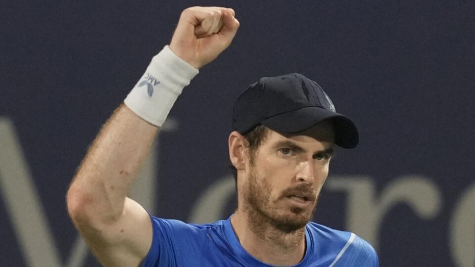 EBE 33 Dubaj - Na snímke britský tenista Andy Murray postúpil do 2. kola dvojhry na turnaji ATP v Dubaji po výhre v 1. kole nad Christopherom O'Connellom z Austrálie 6:7 (4), 6:3, 7:5 v pondelok 21. februára 2022. FOTO TASR/AP
Andy Murray of Britain celebrates after he beats Christopher O'Connell of Australia during a match of the Dubai Duty Free Tennis Championship in Dubai, United Arab Emirates, Monday, Feb. 21, 2022. (AP Photo/Ebrahim Noroozi)