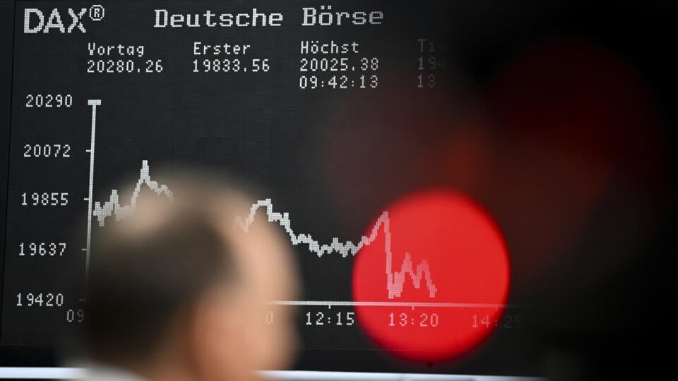 KK30 Frankfurt - Na snímke červené svetlo pred krivkou hlavného indexu DAX na burze vo Frankfurte nad Mohanom v stredu 9. apríla 2025. Európske akciové indexy v stredu klesli, keď vstúpili do platnosti rozsiahle recipročné clá USA pre jednotlivé krajiny, čo zvýšilo neistotu týkajúcu sa vývoja globálnej ekonomiky. FOTO TASR/AP
A stock market journalist is recording an interview on the trading floor of the Frankfurt Stock Exchange in front of the display board showing the DAX stock index in Frankf