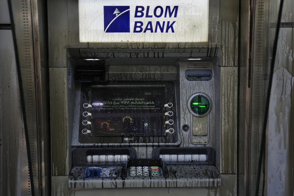 JB 10 Bejrút - Bankomat ATM poliaty motorovou naftou nahnevanými klientmi pri ich útoku na banku v Bejrúte 14. septembra 2022. Ozbrojená žena a niekoľko aktivistov sa vlámali do pobočky banky, odkiaľ si zobrali 13.000 libanonských libier. Žena tvrdila, že išlo o jej úspory. Libanon už od roku 2019 zápasí s dôsledkami hospodárskej a finančnej krízy. Krízu v Libanone ešte zhoršila pandémia nového koronavírusu a mohutné výbuchy v prístave v Bejrúte začiatkom augusta minulého roka. FOTO TASR/AP

An 