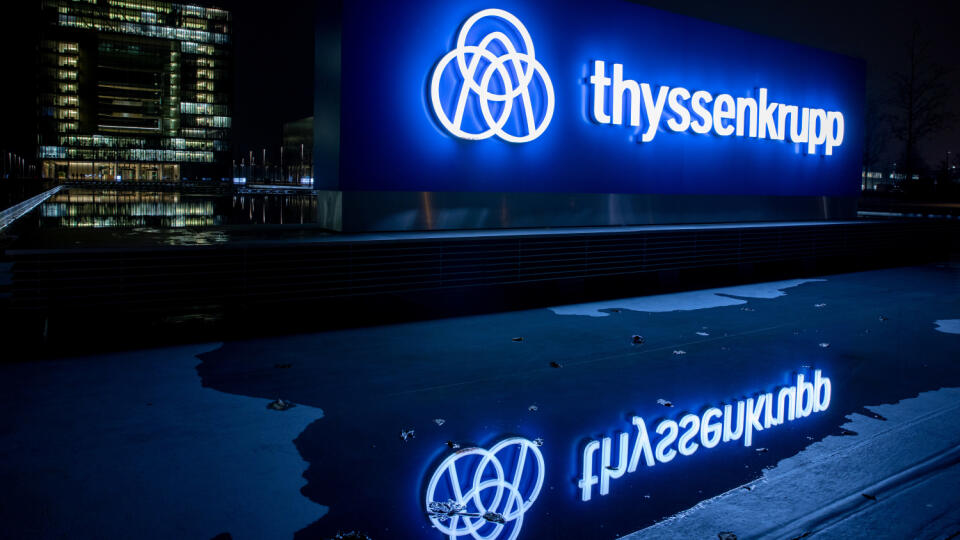 KK22 Essen - Na archívnej snímke z 20. novembra 2019 logo spoločnosti Thyssenkrupp v nemeckom Essene. Nemecký priemyselný konglomerát Thyssenkrupp vo štvrtok 13. augusta 2020 oznámil, že rokuje o ďalšom znížení počtu pracovných miest. Dôvodom je pandémia nového koronavírusu, ktorá mu uštedrila ďalší úder v čase, keď už zápasí s problémami. FOTO TASR/AP
ARCHIV - 20.11.2019, Nordrhein-Westfalen, Essen: Das Logo von Thyssenkrupp spiegelt sich in einer Wasserfläche. Im Hintergrund ist die Konzernzen