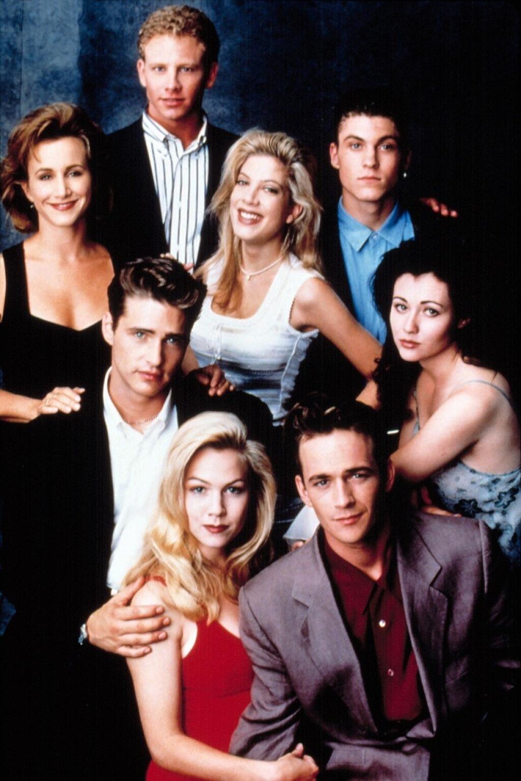 BEVERLY HILLS, 90210, 1990-2000, (front to back), Gabrielle Carteris, Ian Ziering, Tori Spelling, Brian Austin-Green, Jason Priestley, Shannen Doherty, Jennie Garth, Luke Perry, 1993, Image: 99004041, License: Rights-managed, Restrictions: For usage credit please use; Courtesy Everett Collection, Model Release: no, Credit line: Profimedia, Everett