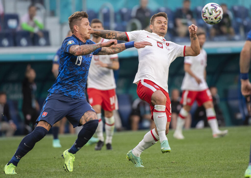 Na snímke vľavo Juraj Kucka (Slovensko) a vpravo Karol Linetty (Poľsko) v zápase E-skupiny na majstrovstvách Európy vo futbale Poľsko - Slovensko 14. júna 2021 v Petrohrade. FOTO TASR - Martin Baumann