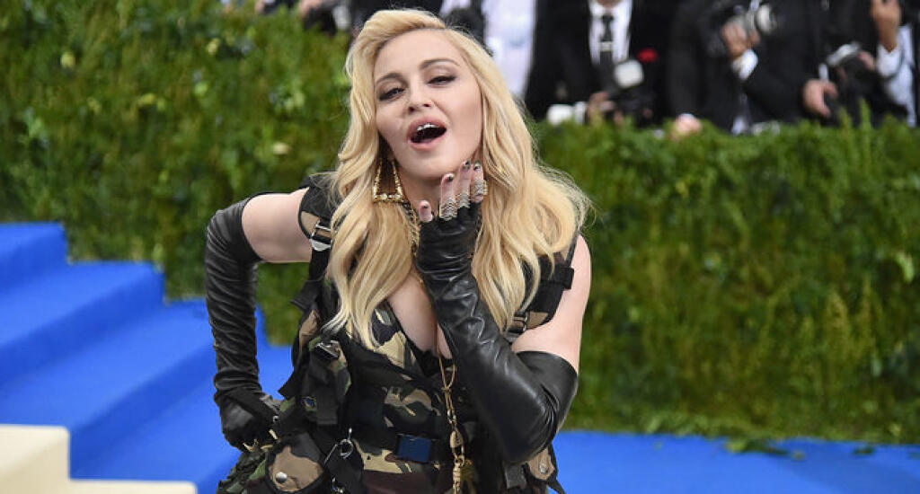 Svetoznáma speváčka Madonna (59) v poslednom čase naháňa fanúšikom strach. Jej fotografie na sociálnych sieťach sú priam strašidelné. Hovorí sa, že jablko nepadá ďaleko od stromu a tu to naozaj platí. Neoholené ženské pazuchy sú trendom medzi feministkami a po matke opakuje aj Madonnina dcéra.