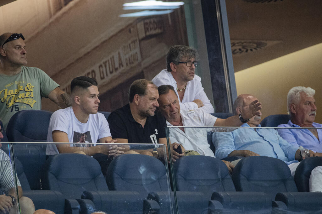 Na snímke Vladimír Weiss a Petr Kašpar v hľadisku počas zápasu 2. predkola Európskej ligy medzi DAC Dunajská Streda a Atromitos FC.