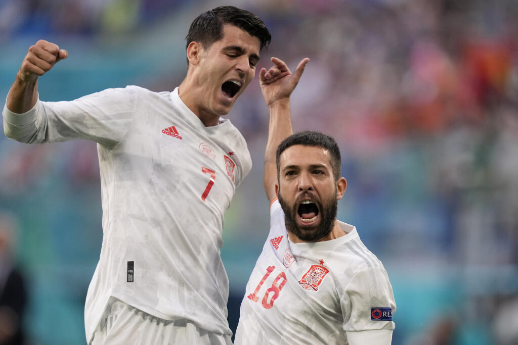 JB 35 Petrohrad - Španielsky hráč Jordi Alba (vpravo) oslavuje so spoluhráčom Alvarom Moratom úvodný gól v zápase štvrťfinále Švajčiarsko - Španielsko na EURO 2020 vo futbale v Petrohrade 2. júla 2021. FOTO TASR/AP
Spain's Jordi Alba celebrates with Alvaro Morata, left, after scoring the opening goal during the Euro 2020 soccer championship quarterfinal match between Switzerland and Spain at Saint Petersburg stadium in St. Petersburg, Russia, Friday, July 2, 2021. (AP Photo/Dmitri Lovetsky, Poo
