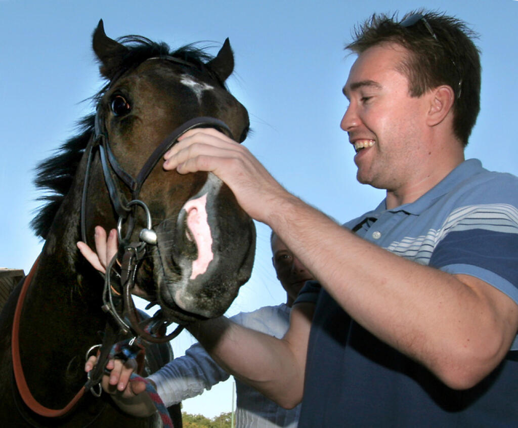 Žigmund Pálffy so svojim koňom Charriot po Cene Global Playera (rovina III. kat., 1200 m, dotácia 44 000 Sk) v Bratislave, 10. september 2006.