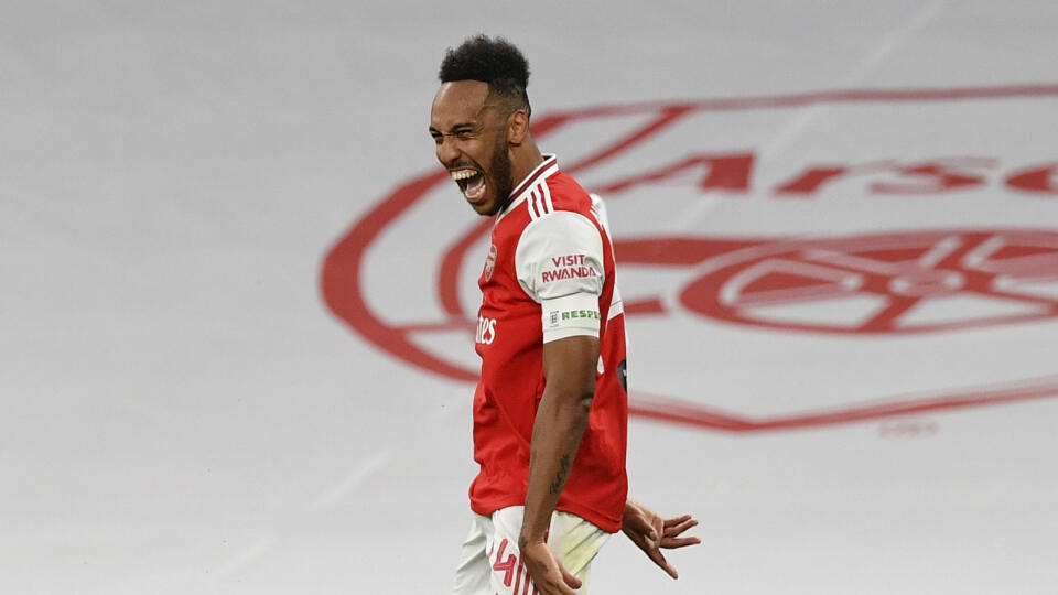 KK24 Londýn - Futbalista Arsenalu Londýn Pierre-Emerick Aubameyang sa teší z druhého gólu počas semifinále anglického FA Cupu Arsenal Londýn - Manchester City 18. júla 2020 v Londýne. FOTO TASR/AP
Arsenal's Pierre-Emerick Aubameyang celebrates after scoring his team's second goal during the FA Cup semifinal soccer match between Arsenal and Manchester City at Wembley in London, England, Saturday, July 18, 2020. (AP Photo/Justin Tallis,Pool)