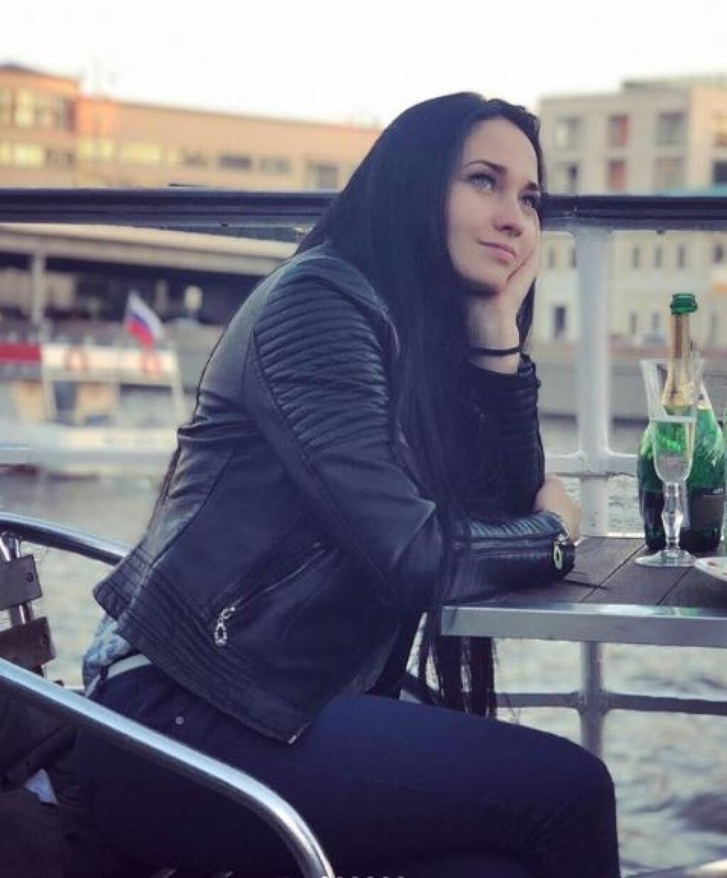 Krásnej členke moskovskej jazdnej policajtke chuligáni hádžu kvety ku nohám.
