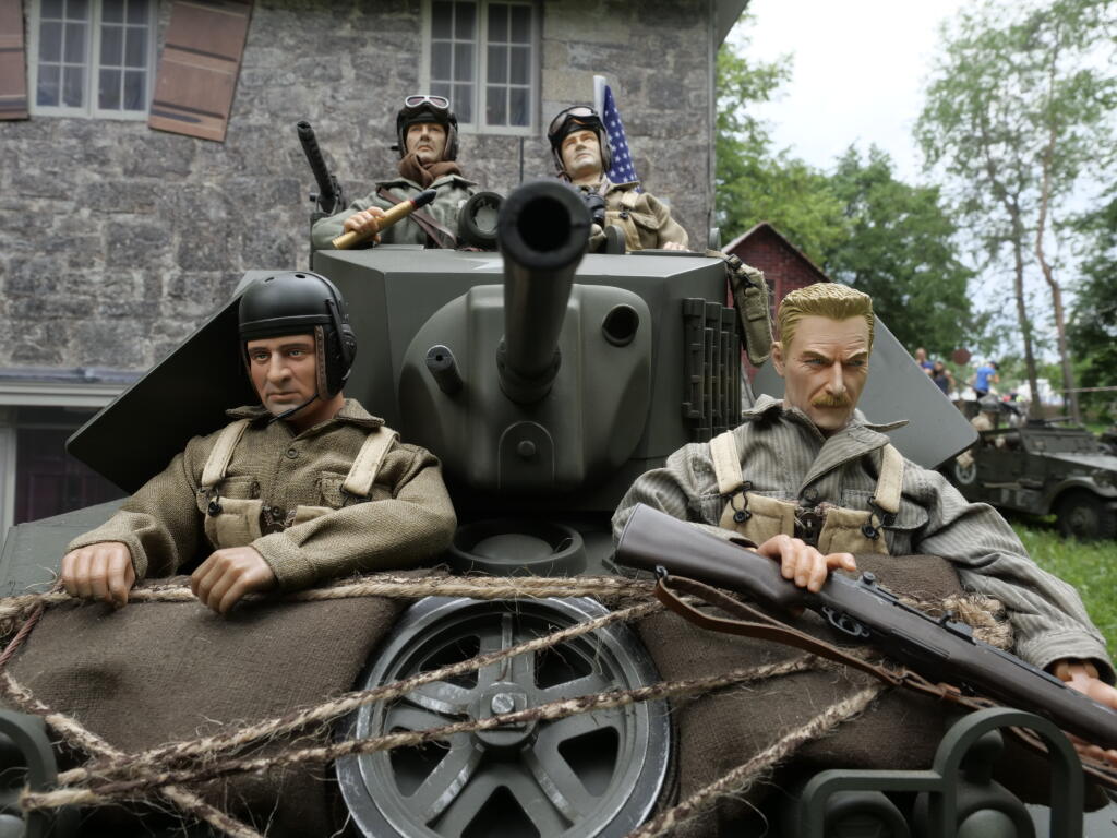 Rekonštrukcia tankovej bitky o mesto Bastogne s modelmi 1:6.