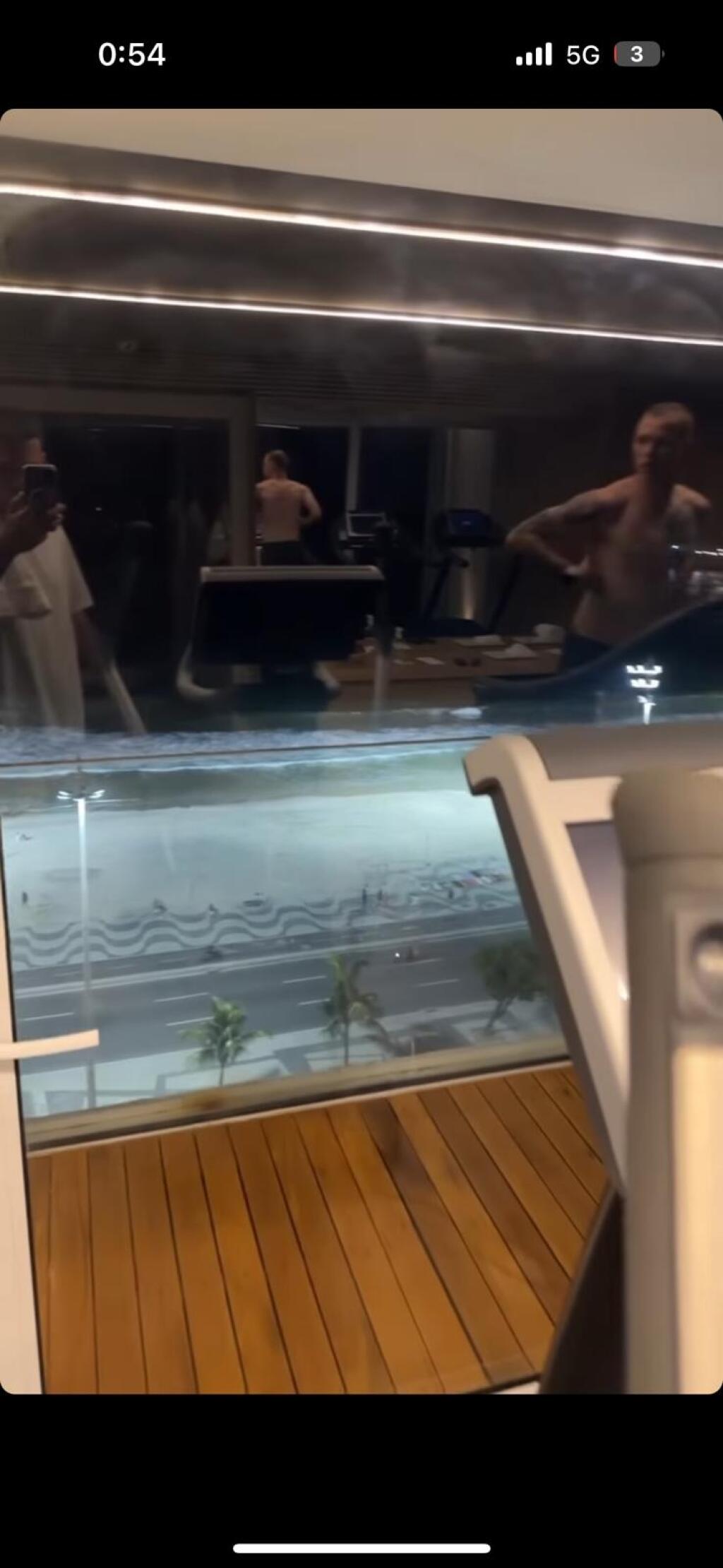 Vo fitku mu spoločnosť robil známy a úspešný rapper Lukáš Kajanovič alias Pil C.