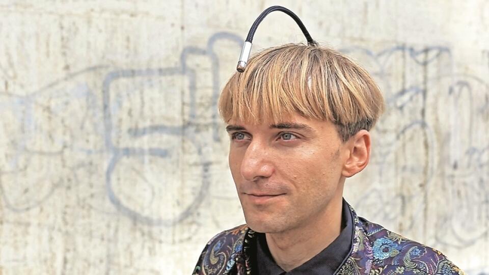 Neil Harbisson: Do lebky má voperovanú anténu, umožňujúcu mu vidieť aj v infračervenom a ultrafialovom spektre.