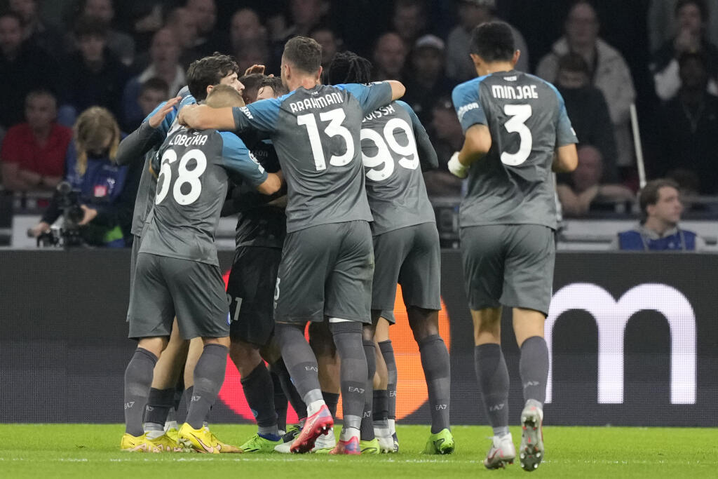EBE 58 Amsterdam - Na snímke hráč Neapola Giovanni Di Lorenzo oslavuje so spoluhráčmi gól, vľavo slovenský stredopoliar Stanislav Lobotka v zápase A-skupiny 3. kola skupinovej fázy Ligy majstrov vo futbale Ajax Amsterdam - SSC Neapol v Amsterdame 4. októbra 2022. FOTO TASR/AP
Napoli's Giovanni Di Lorenzo celebrates with teammates after scoring his sides second goal during the Champions League group A soccer match between Ajax and Napoli at the Johan Cruyff ArenA in Amsterdam, Netherlands, Tuesd