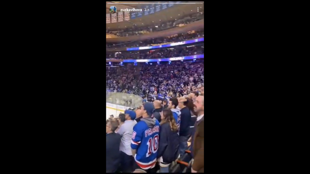 Petini a Borisovi rodičia si zase užili atmosféru v slávnom Madison Square na hokejovom zápase medzi New York Rangers a New Jersey Devils.