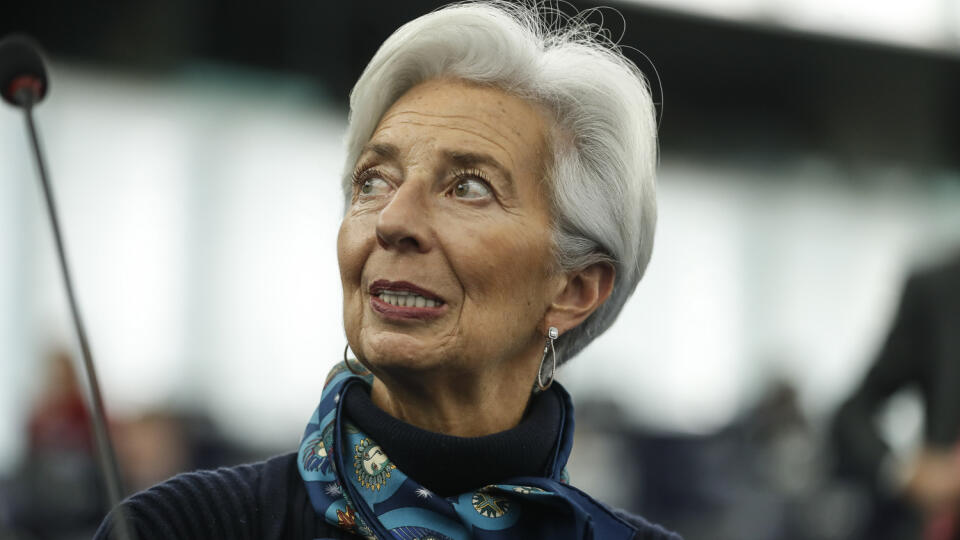 KK1 Štrasburg - Na archívnej snímkez 11. februára 2020 šéfka Európskej centrálnej banky (ECB) Christine Lagardová v Štrasburgu. Európa musí urýchlene začať distribuovať peniaze na podporu novým koronavírusom zasiahnutých ekonomík zo svojho fondu obnovy a mala by začať diskutovať o vytvorení stáleho fiškálneho nástroja. Povedala to šéfka Európskej centrálnej banky (ECB) Christine Lagardová. FOTO TASR/AP
FILE - In this Tuesday Feb. 11, 2020 file photo, Christine Lagarde president of the ECB looks