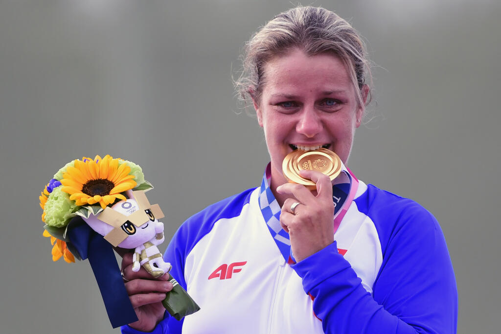Slovenská strelkyňa Zuzana Rehák Štefečeková sa teší na pódiu zo zisku zlatej medaily po triumfe vo finále trapu na XXXII. letných olympijských hrách v Tokiu. FOTO TASR - Martin Baumann