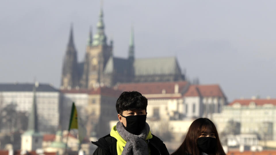 WA 70 Praha - Turisti majú na tvári ochranné rúška počas návštevy Karlovho mosta v Prahe v pondelok 27. januára 2020. Český premiér Andrej Babiš v pondelok po rokovaní bezpečnostnej rady štátu vyhlásil, že v súvislosti so šírením nového koronavírusu by chcel lepšie opatrenia na letiskách. Nový koronavírus 2019-nCoV, podobný pôvodcovi ochorenia SARS, spôsobuje zápal pľúc a prenáša sa z človeka na človeka. Jeho inkubačná doba je v priemere desať dní; najkratšia registrovaná doba bola len jeden de