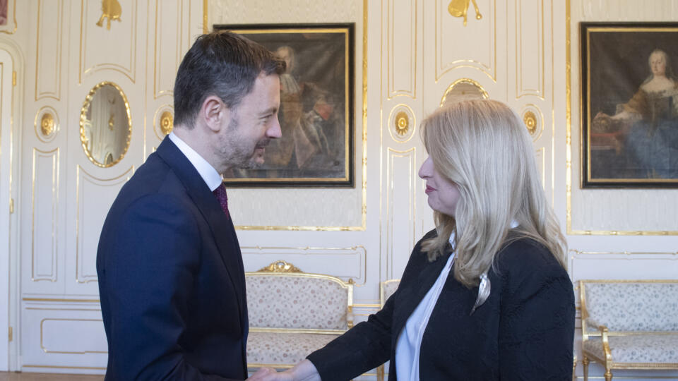 Na snímke prezidentka SR Zuzana Čaputová a dočasne poverený predseda vlády Eduard Heger (OĽaNO) počas prijatia v Prezidentskom paláci 2. marca 2023 v Bratislave.