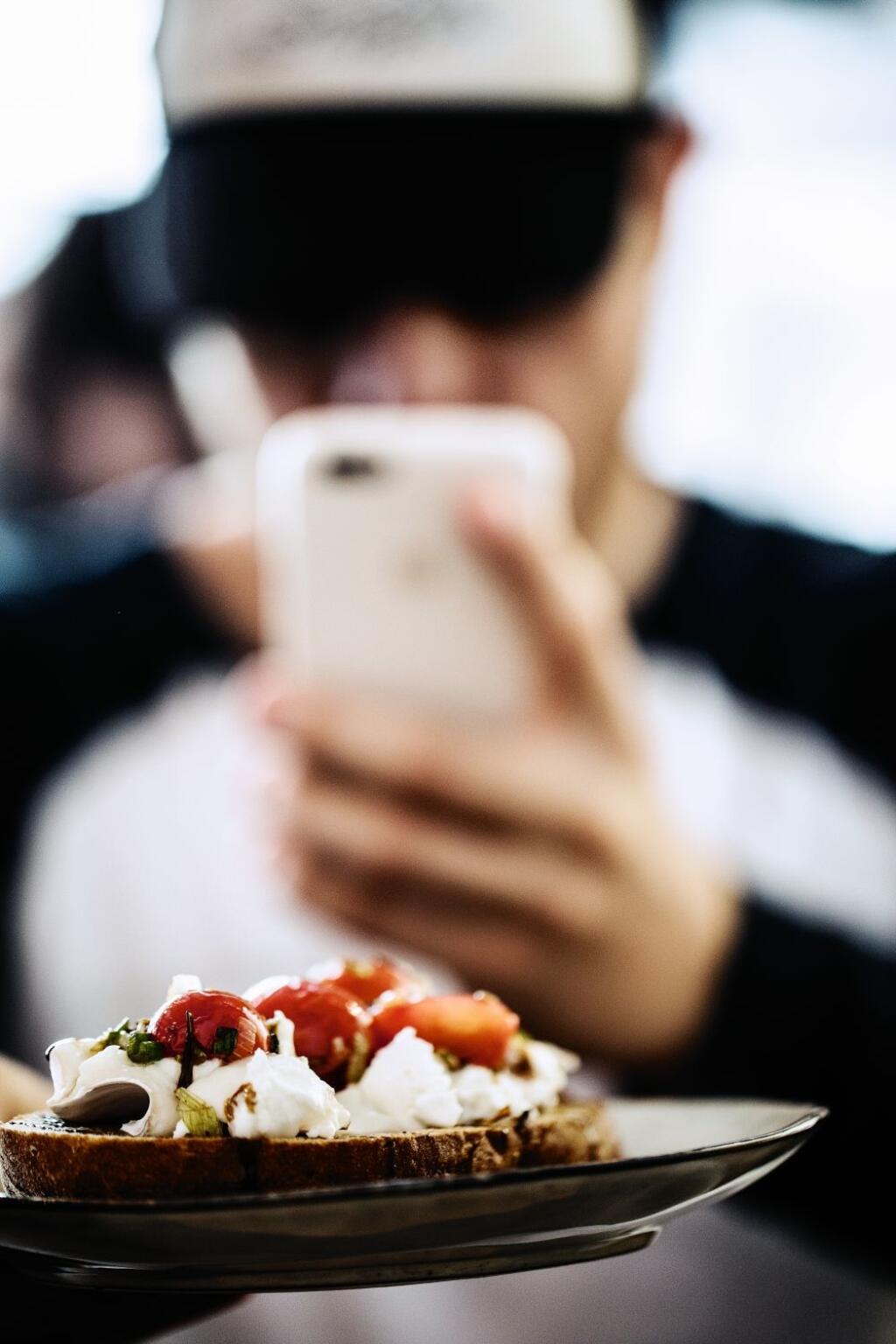 Posty Čoje zasiahli široké publikum, ktoré jeho gastrokroky nadšene nasleduje, a nie je ľahostajný ani mnohým bratislavským prevádzkam.