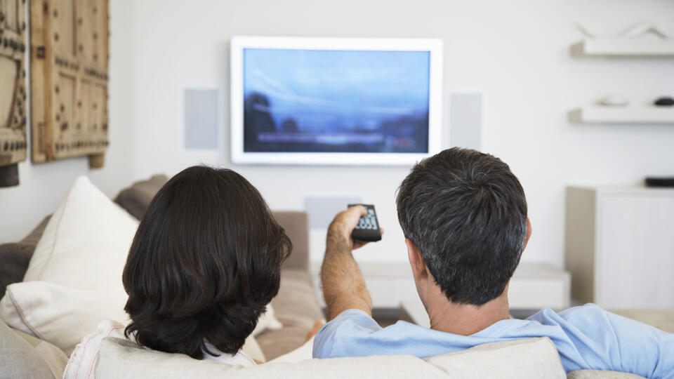 Ľudia, ktorí trávia priveľa času pozeraním televízora, majú častejšie srdcové problémy ako tí, ktorí obmedzujú čas pred obrazovkou. Najpravdepodobnejším vinníkom je sedenie a životospráva, ktorá súvisí s problémami, ako je vysoký krvný tlak. Hoci vedci nevedia presne popísať, prečo televízia súvisí so srdcovými chorobami, skúste obmedziť čas jej sledovania.
