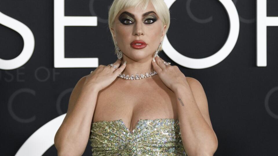 Aj Lady Gaga sa na nedávnej premiére trblietala. Speváčka a herečka (vo filme Patrizia Reggianiová)  takto prišla na premiéru životopisnej drámy režiséra Ridleyho Scotta pod názvom Klan Gucci (House of Gucci) v Los Angeles.