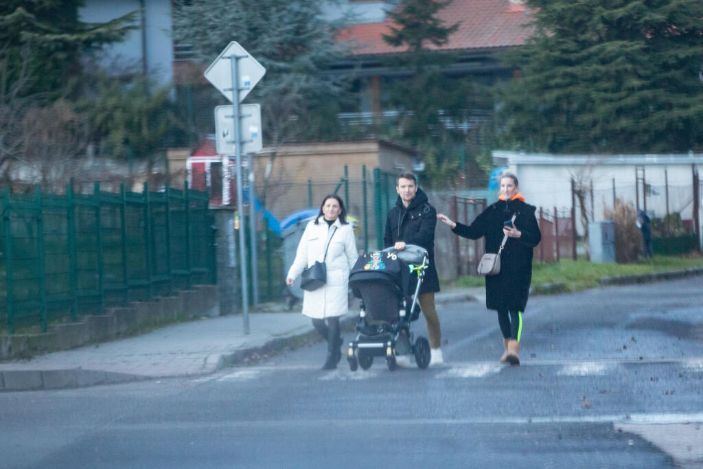 Manželia sa po obede vybrali na prechádzku do okolia neďaleko ich domu. Na snímke sú Adela Vinczeová, Viktor Vincze a ich adoptované dieťa.