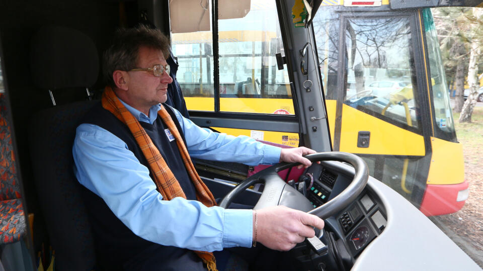 Regióny: Slovenská autobusová doprava Trnava. Rozhovor s vodičom MHD o pomeroch v nočných spojoch. Téma - výtržníci v dopravných prostriedkoch na Slovensku.