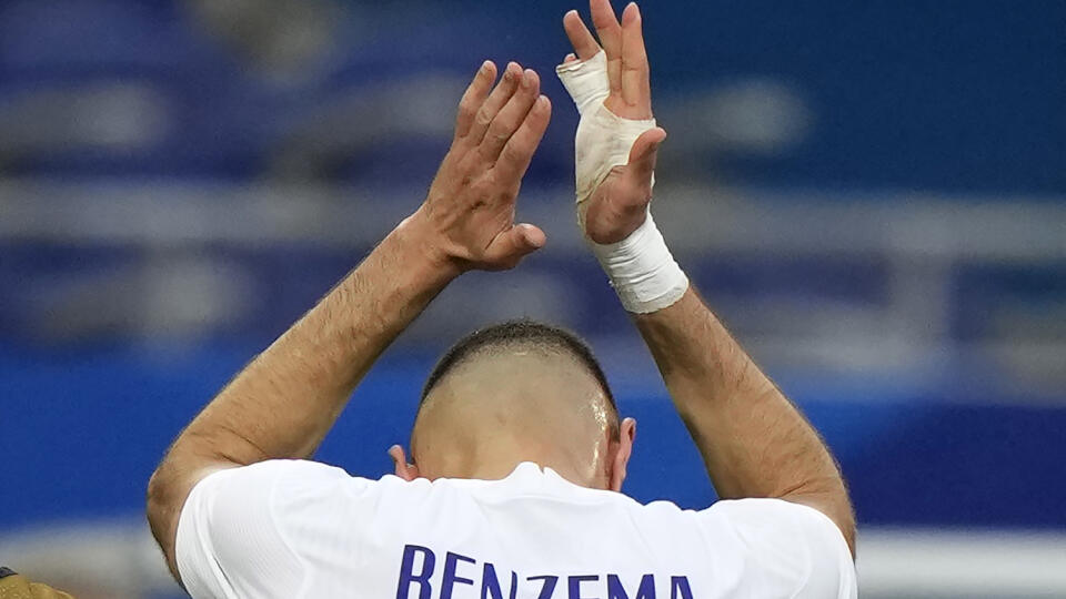Francúzsky futbalista Karim Benzema odchádza z ihriska po zranení z v prípravnom zápase Francúzsko - Bulharsko v Paríži v utorok 8. júna 2021.