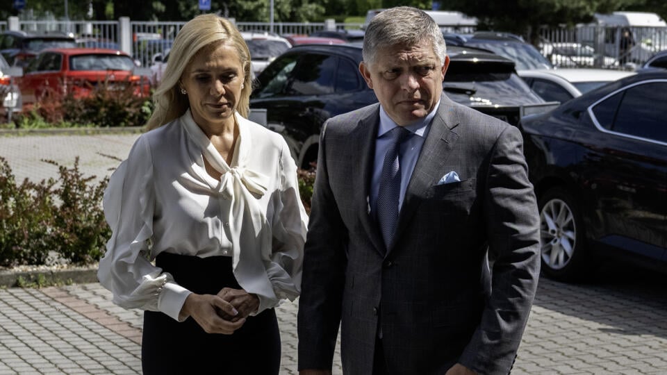 Na snímke vpravo premiér SR Robert Fico (Smer-SD) navštívil v rámci kontrolného dňa Ministerstvo hospodárstva SR a vľavo ministerka hospodárstva SR Denisa Saková (Hlas-SD) 17. júna 2025 v Bratislave. FOTO TASR - Martin Baumann