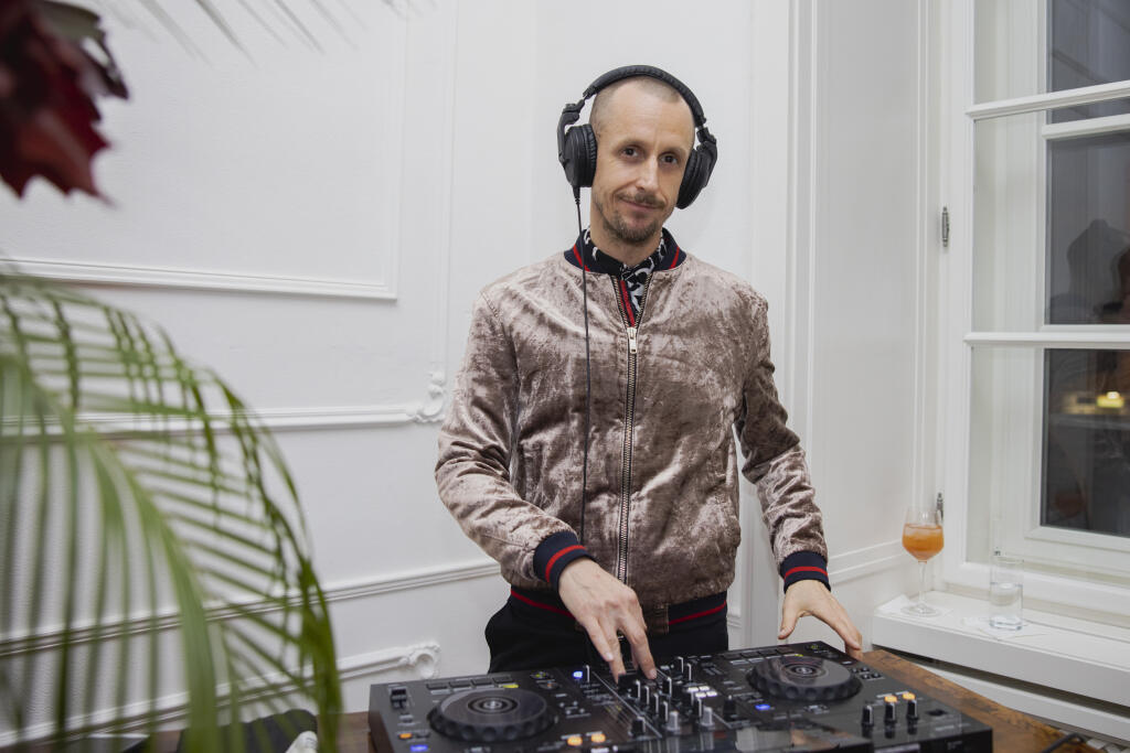 Na snímke majiteľ Teplárne Roman Samotný, ktorý robil počas celého večera DJ.