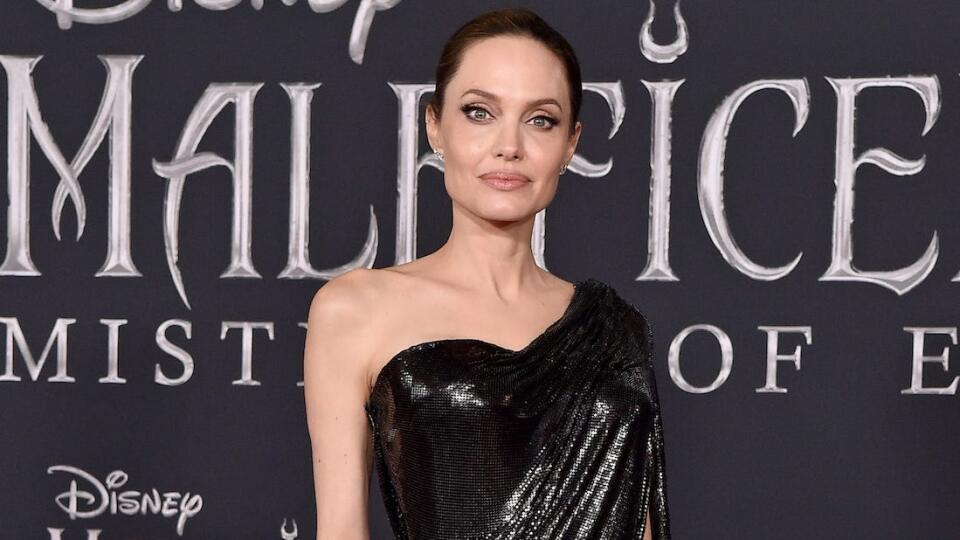 Angelina Jolie v krátkom videu ukázala, ako sa chystá na premiéru a mení sa na hollywoodsku krásavicu.